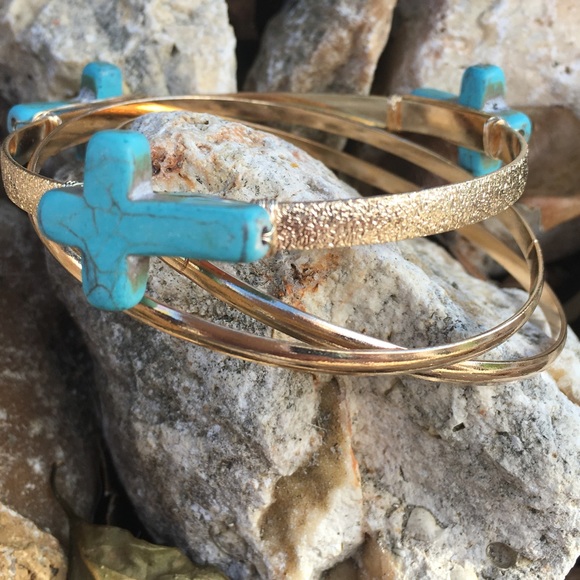 ❌SOLD❌✨Gold/Turquoise Cross Bangle✨ - Picture 3 of 4