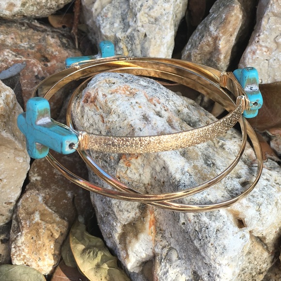❌SOLD❌✨Gold/Turquoise Cross Bangle✨ - Picture 4 of 4