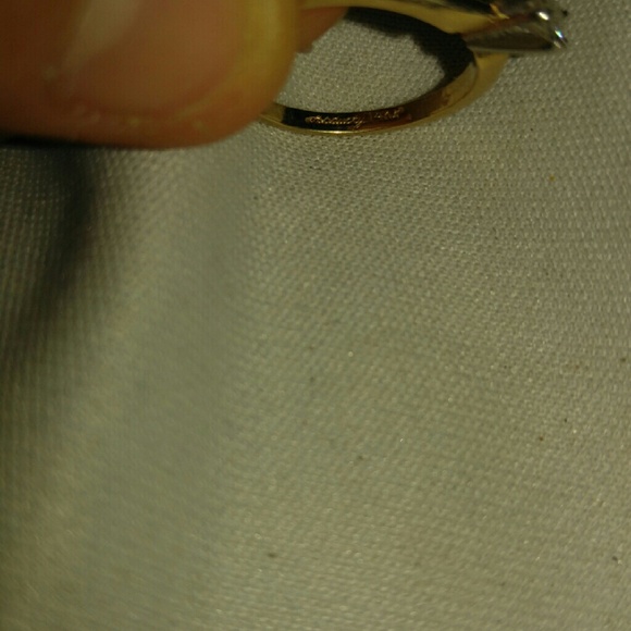 A diamond engagement ring - Picture 2 of 2