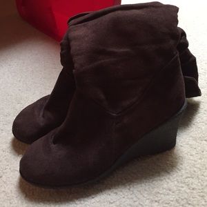 Super cute brown suede wedge boots!