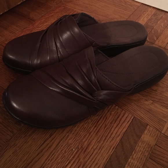 Clogs fits size 5.5 and 6 too