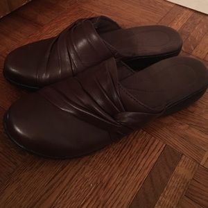 Clogs fits size 5.5 and 6 too