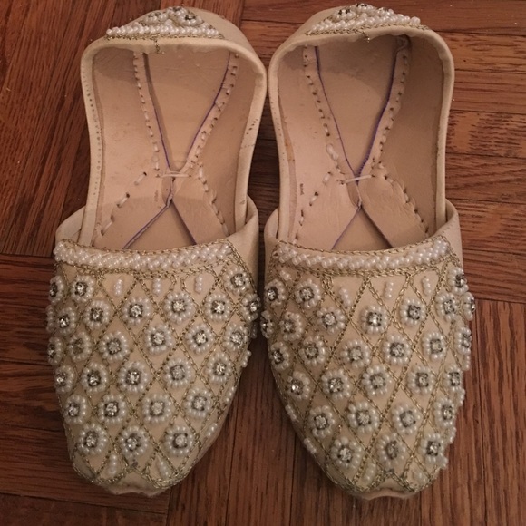 Beautiful brand new kids size 7 slippers,