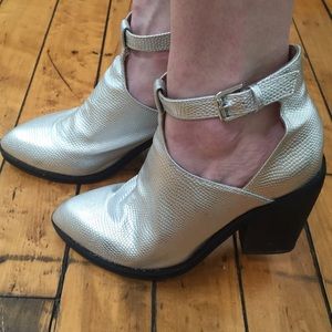 💥FLASH SALE💥 Silver Deena and Ozzy Ankle Boot