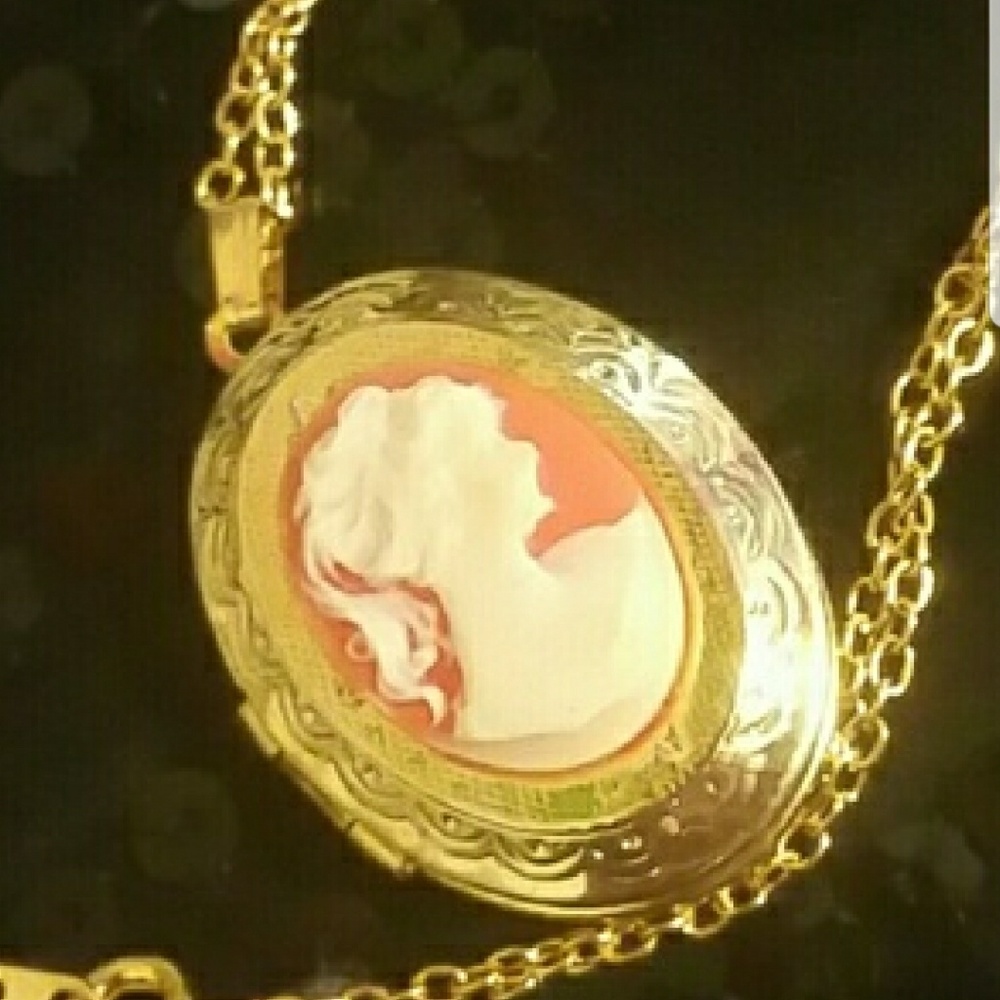 Cameo gold open pendent necklace