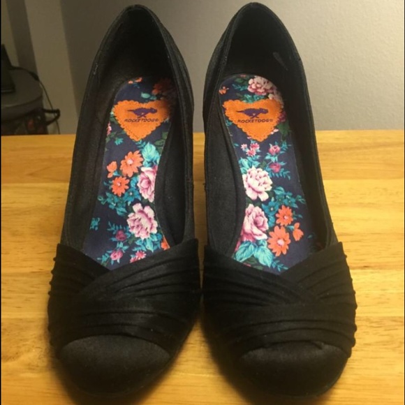 Nice black Rocket dog pumps.