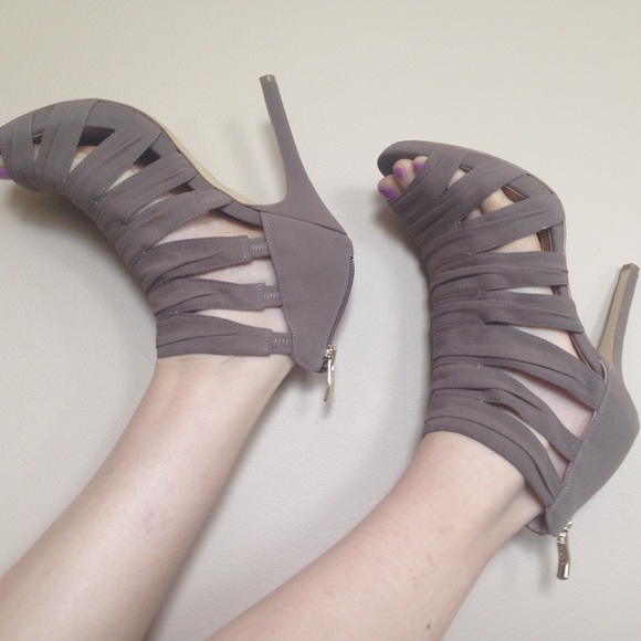 🌻BCBGeneration taupe zip up heels/booties🌻