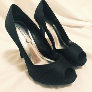 Lulu Townsend Black Satin Platform Pump👠
