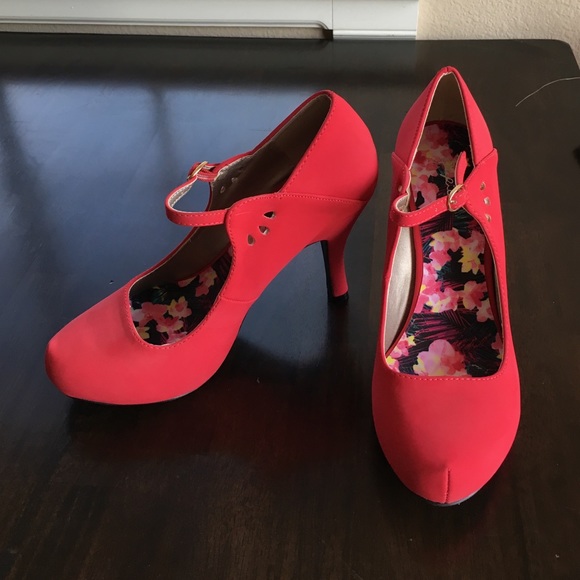 NWOT Red Mary Jane pumps
