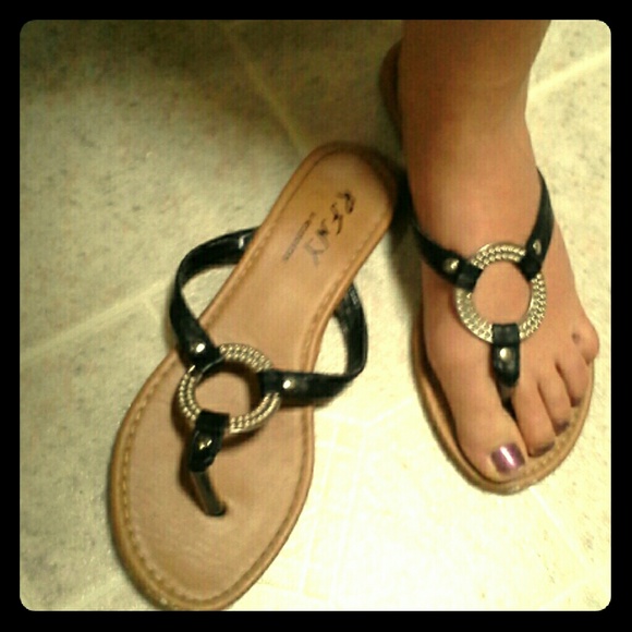 Simple. Casual. Wear-everywhere flip-flops