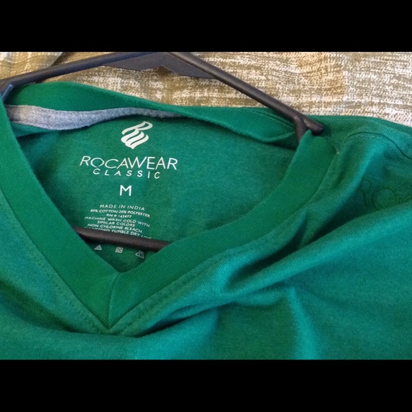 Men's Rocawear V-neck Tee - Med - Picture 3 of 4