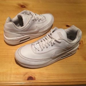 Size 5.5Y Nike White Shoes