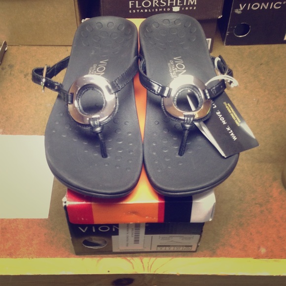 Vionic sandals size 6