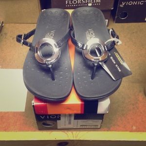 Vionic sandals size 6