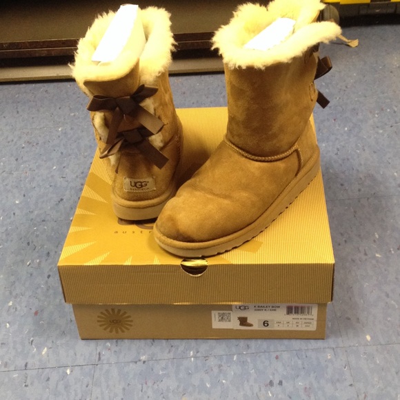 Kids Ugg Baileg Bow size 6 chestnut