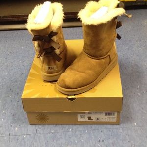 Kids Ugg Baileg Bow size 6 chestnut