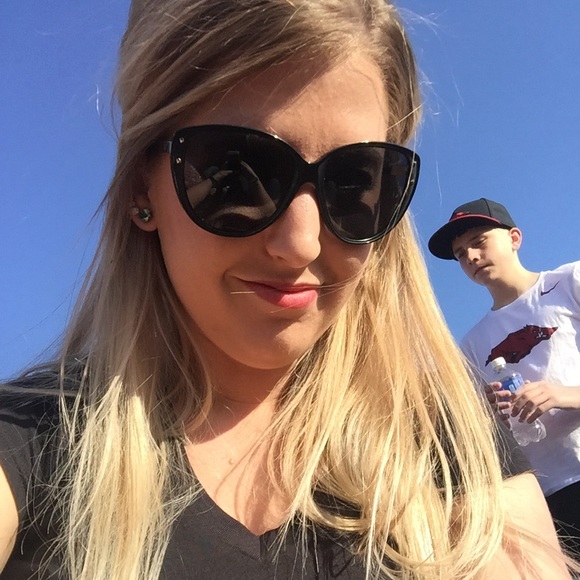 Meet your Posher, Kylie - Picture 1 of 1