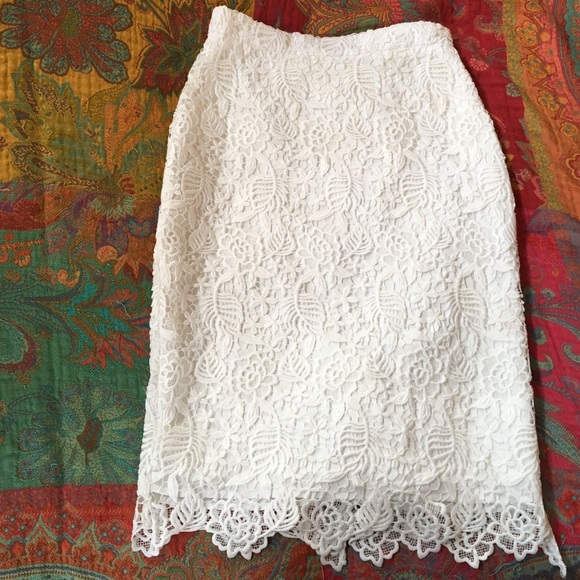 Banana Republic white floral lace pencil skirt - Picture 2 of 4
