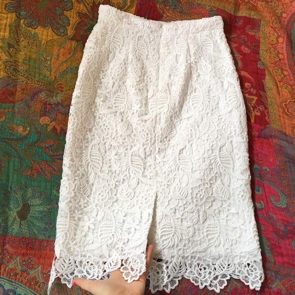 Banana Republic white floral lace pencil skirt - Picture 3 of 4