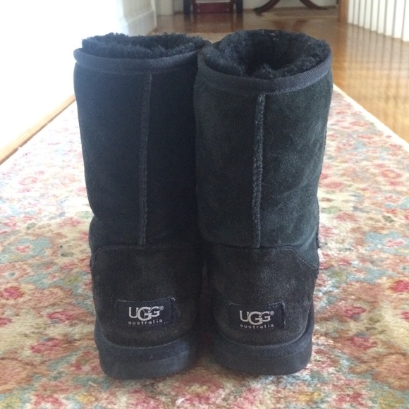 Short classic black Uggs