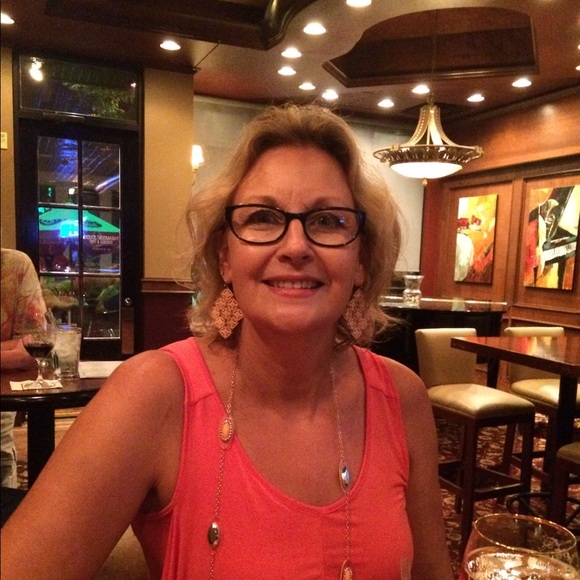 Meet your Posher, Julie - Picture 2 of 2