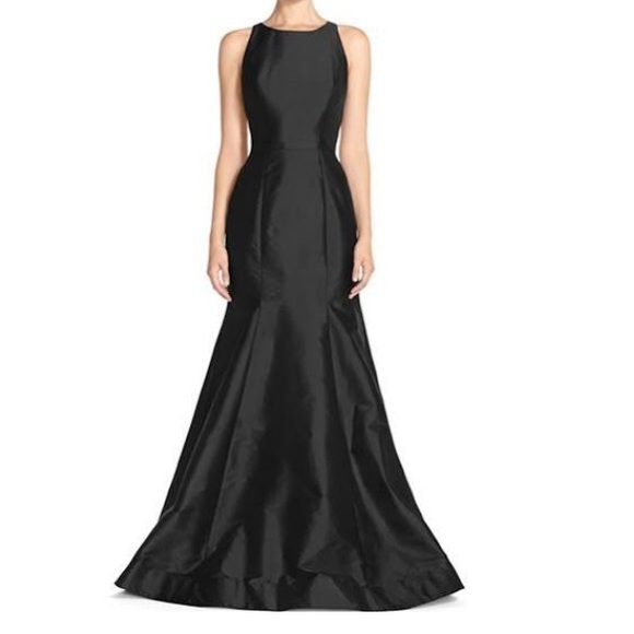 Monique Lhuillier
Back Cutout Taffeta Mermaid Gown