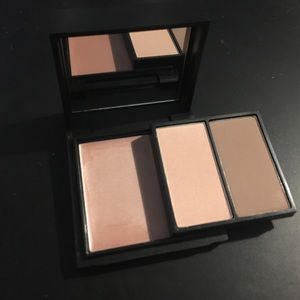 Mac limited edition contouring palatte (med)