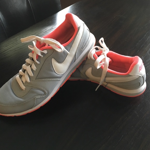 Nike Shoes - Women Nike size 7