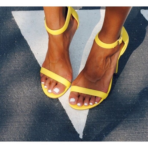 SALE 🙌🏾Steve Madden Strappy heels