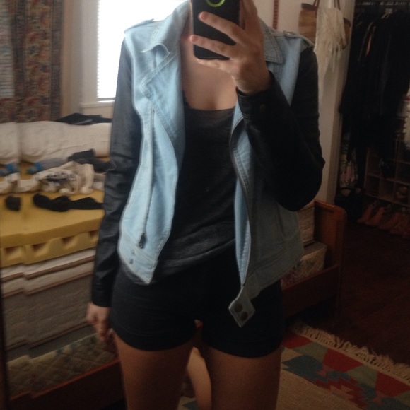 Light denim jean jacket with faux leather sleeves - Picture 4 of 4