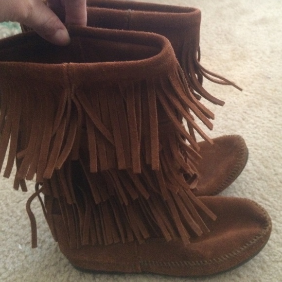 Minnetonka moccasins women's size 8 fringe boots.