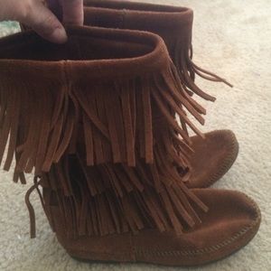 Minnetonka moccasins women's size 8 fringe boots.