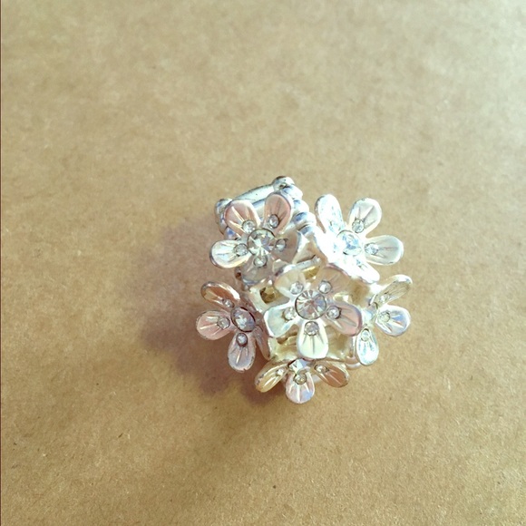 Stretch Flower Cluster Ring
