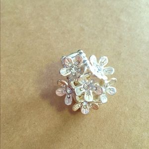 Stretch Flower Cluster Ring