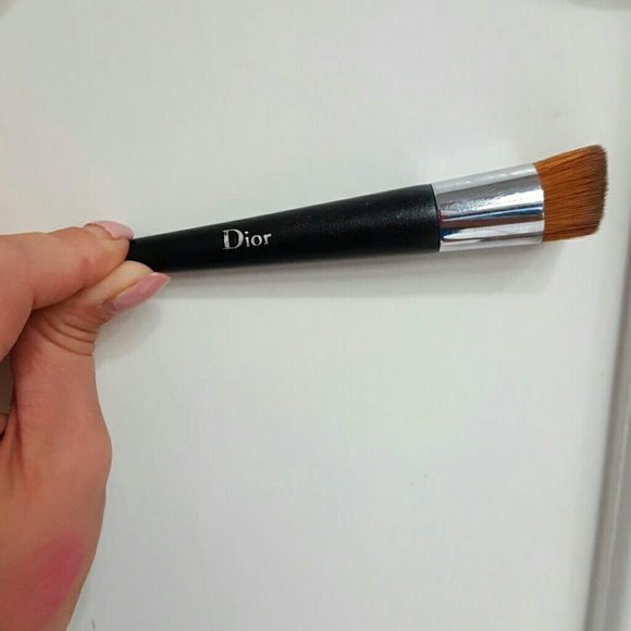 Dior angled foundation brush