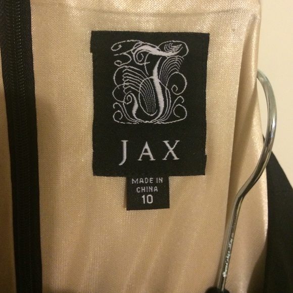 Black & Nude lace dress - Picture 3 of 4