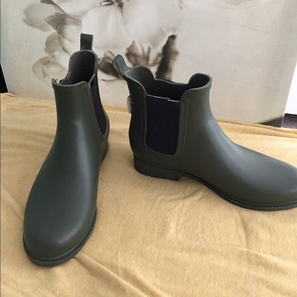 Old navy water boots ✔️💦