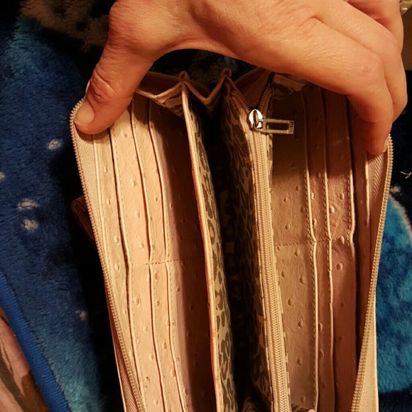 Authentic Guess wallet - Picture 2 of 3