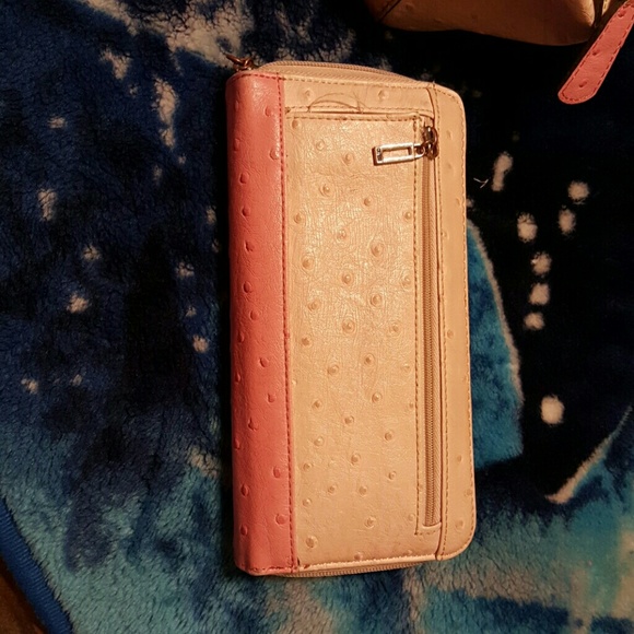 Authentic Guess wallet - Picture 3 of 3