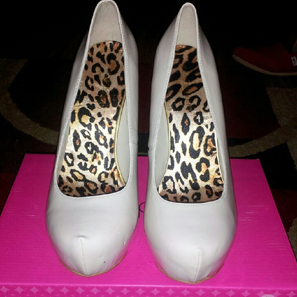 Shoes - Picture 2 of 3