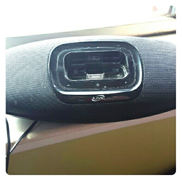 iPod/iPhone speaker dock