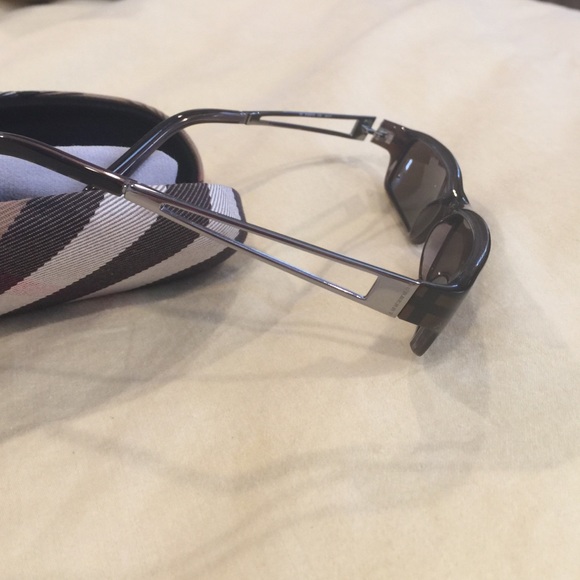 Woman's Burberry sunglasses - Picture 2 of 5