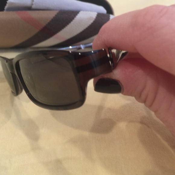 Woman's Burberry sunglasses - Picture 3 of 5