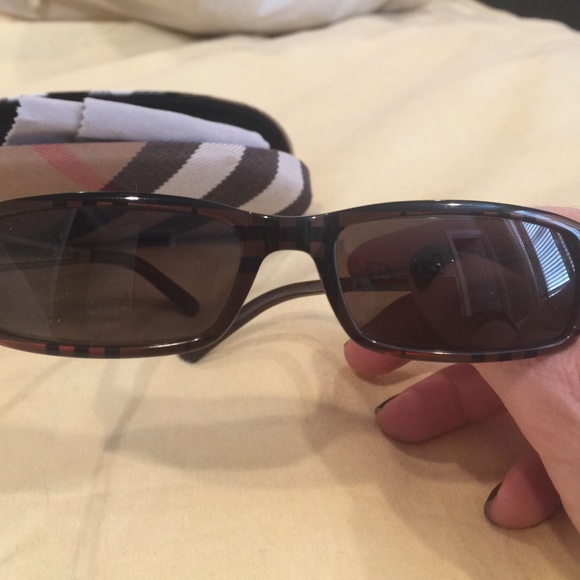 Woman's Burberry sunglasses - Picture 4 of 5