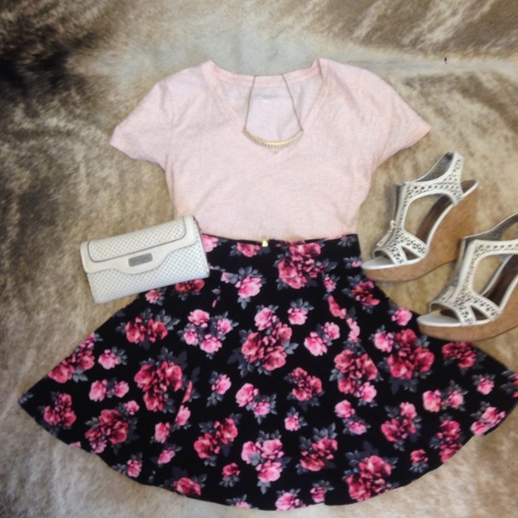 Floral black/pink high waisted flowed skirt🌺🌷💕