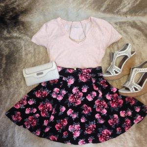 Floral black/pink high waisted flowed skirt🌺🌷💕