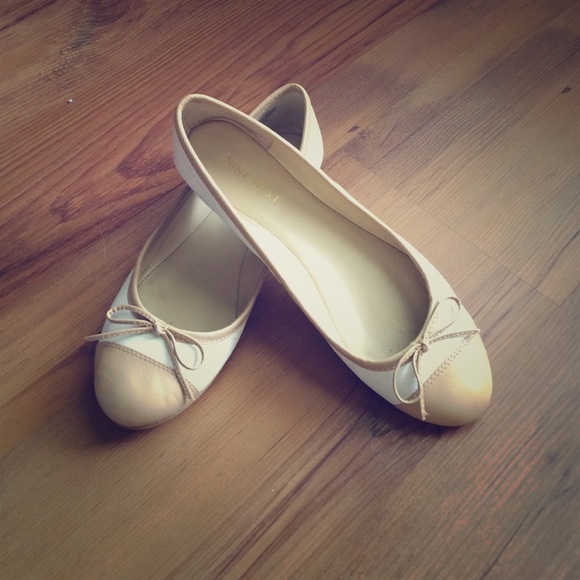 Tan and cream flats - Picture 1 of 1