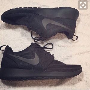 All black Roshe run