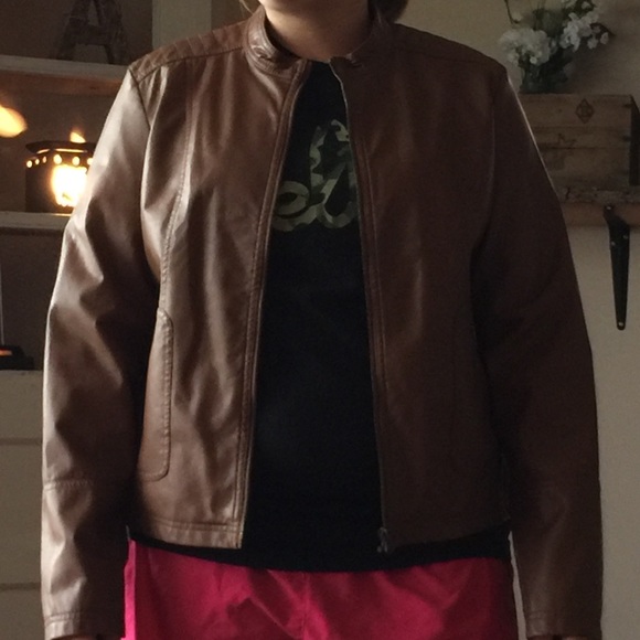 More pics of the brown leather jacket.