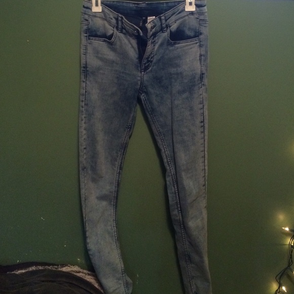 Acid-washed skinny jeans